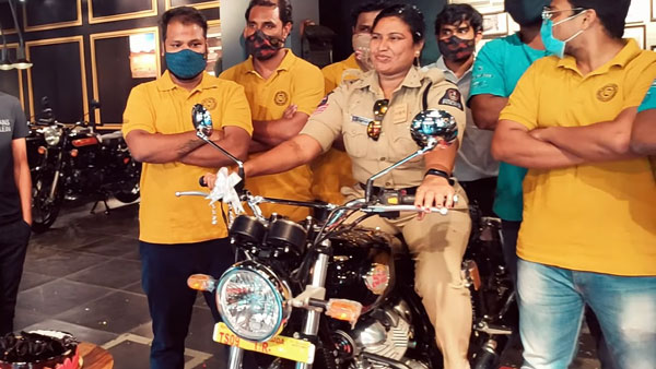 ராயல் என்பீல்டு பைக்கை வாங்கிய பெண் போலீஸ்... நச்சுனு சொன்னாரு பாருங்க ஒரு காரணம்... என்ன தெரியுமா?