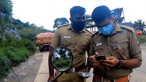 பைக்கை நிறுத்திவிட்டு செல்போனில் தீவிரம் காட்டிய போலீஸ்காரர்கள்... அப்படி என்ன தேடினாங்கனு தெரியுமா?.. வீடியோவ பாருங்க!