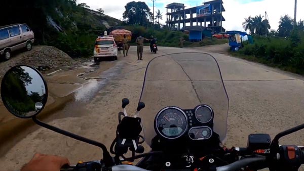 பைக்கை நிறுத்திவிட்டு செல்போனில் தீவிரம் காட்டிய போலீஸ்காரர்கள்... அப்படி என்ன தேடினாங்கனு தெரியுமா?.. வீடியோவ பாருங்க!