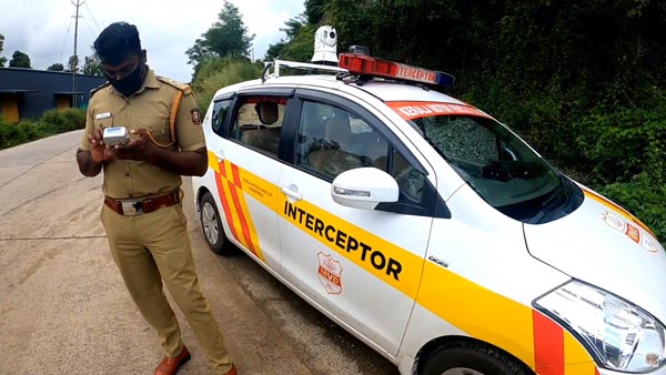 பைக்கை நிறுத்திவிட்டு செல்போனில் தீவிரம் காட்டிய போலீஸ்காரர்கள்... அப்படி என்ன தேடினாங்கனு தெரியுமா?.. வீடியோவ பாருங்க!