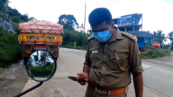 பைக்கை நிறுத்திவிட்டு செல்போனில் தீவிரம் காட்டிய போலீஸ்காரர்கள்... அப்படி என்ன தேடினாங்கனு தெரியுமா?.. வீடியோவ பாருங்க!