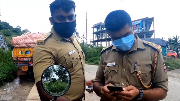 பைக்கை நிறுத்திவிட்டு செல்போனில் தீவிரம் காட்டிய போலீஸ்காரர்கள்... அப்படி என்ன தேடினாங்கனு தெரியுமா?.. வீடியோவ பாருங்க!