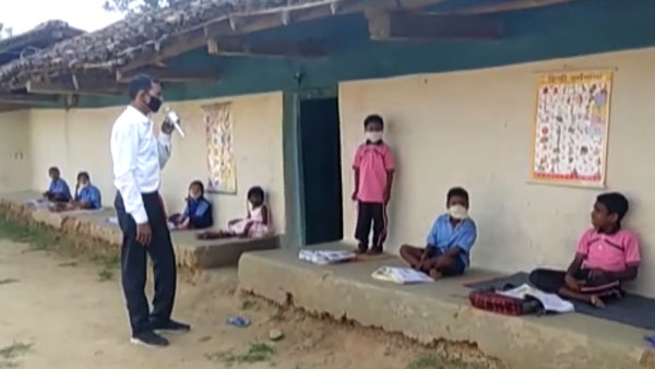 ஆன்லைனில் படிக்கும் வசதி இல்லாதவர்களுக்காக ஆசிரியர் செய்த காரியம்... என்னனு தெரிஞ்சா அசந்திருவீங்க