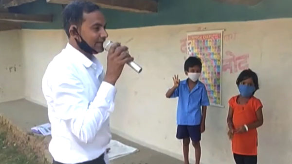 ஆன்லைனில் படிக்கும் வசதி இல்லாதவர்களுக்காக ஆசிரியர் செய்த காரியம்... என்னனு தெரிஞ்சா அசந்திருவீங்க