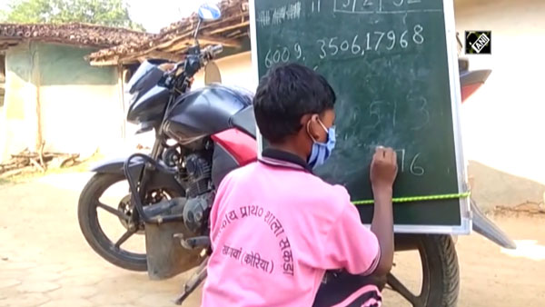 ஆன்லைனில் படிக்கும் வசதி இல்லாதவர்களுக்காக ஆசிரியர் செய்த காரியம்... என்னனு தெரிஞ்சா அசந்திருவீங்க