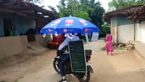 ஆன்லைனில் படிக்கும் வசதி இல்லாதவர்களுக்காக ஆசிரியர் செய்த காரியம்... என்னனு தெரிஞ்சா அசந்திருவீங்க