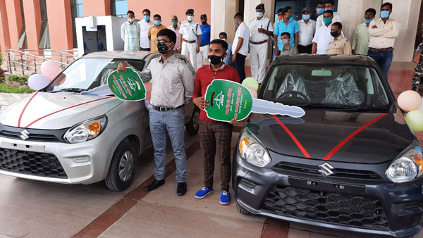 மினிஸ்டர்னா இப்படி இருக்கணும்... மாணவர்களுக்கு கார்களை பரிசாக வழங்கிய அமைச்சர்... யார்னு தெரியுமா?