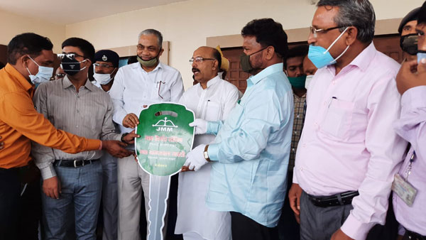 மினிஸ்டர்னா இப்படி இருக்கணும்... மாணவர்களுக்கு கார்களை பரிசாக வழங்கிய அமைச்சர்... யார்னு தெரியுமா?