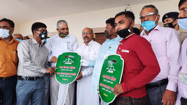 மினிஸ்டர்னா இப்படி இருக்கணும்... மாணவர்களுக்கு கார்களை பரிசாக வழங்கிய அமைச்சர்... யார்னு தெரியுமா?