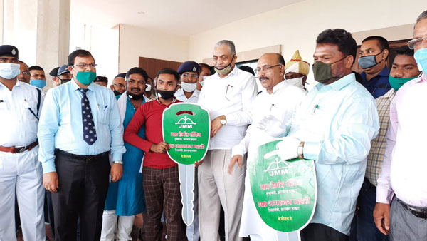 மினிஸ்டர்னா இப்படி இருக்கணும்... மாணவர்களுக்கு கார்களை பரிசாக வழங்கிய அமைச்சர்... யார்னு தெரியுமா?