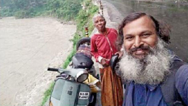 பஜாஜ் ஸ்கூட்டரில் 56,000 கிமீ பயணித்த தாய், மகன்... எங்கெல்லாம் போனார்கள் என தெரிஞ்சா அசந்திருவீங்க