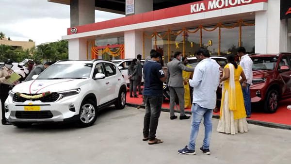 திருவிழாவை மிஞ்சிய கார் வழங்கும் நிகழ்வு! வரிசை கட்டி நின்ற உரிமையாளர்கள்... ஒரே நேரத்தில் இத்தனை யூனிட்டுகளா!