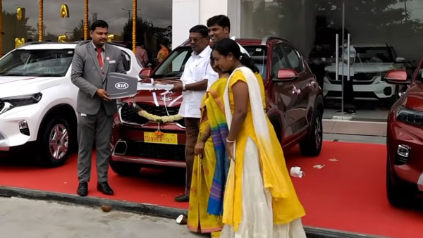 திருவிழாவை மிஞ்சிய கார் வழங்கும் நிகழ்வு! வரிசை கட்டி நின்ற உரிமையாளர்கள்... ஒரே நேரத்தில் இத்தனை யூனிட்டுகளா!