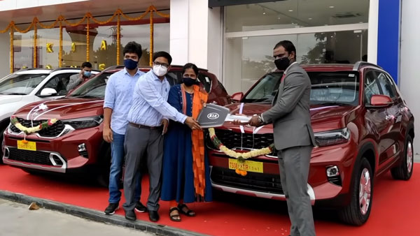 திருவிழாவை மிஞ்சிய கார் வழங்கும் நிகழ்வு! வரிசை கட்டி நின்ற உரிமையாளர்கள்... ஒரே நேரத்தில் இத்தனை யூனிட்டுகளா!