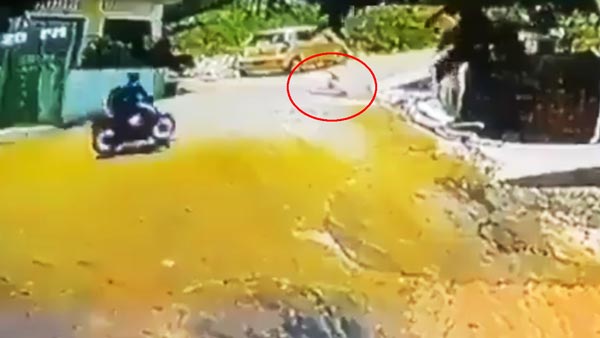 குழந்தையின் உயிரை காப்பாற்ற இளைஞர் செய்த காரியம்! வீடியோவை பார்த்து விட்டு புகழ்ந்து தள்ளும் மக்கள்