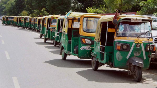 ஆட்டோ டிரைவராக மாறிய அரசு டாக்டர்... இதுக்கு பின்னாடி இவ்ளோ விஷயம் நடந்திருக்கா? மூச்சு முட்டுது...