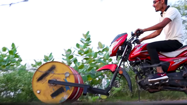 டயருக்கு பதில் இரும்பு டிரம்... பைக்கையே ரோட் ரோலராக மாற்றிய இளைஞர்கள்!! முடிவில் என்னவாச்சு தெரியுமா?