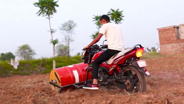 டயருக்கு பதில் இரும்பு டிரம்... பைக்கையே ரோட் ரோலராக மாற்றிய இளைஞர்கள்!! முடிவில் என்னவாச்சு தெரியுமா?
