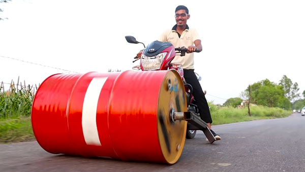 டயருக்கு பதில் இரும்பு டிரம்... பைக்கையே ரோட் ரோலராக மாற்றிய இளைஞர்கள்!! முடிவில் என்னவாச்சு தெரியுமா?