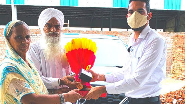 கதவை தட்டிய அடையாளம் தெரியாத நபர்... வெளியே வந்த முதியவருக்கு கிடைத்த சர்ப்ரைஸ்... சந்தோஷம் தாங்கல