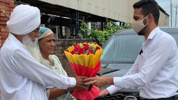 கதவை தட்டிய அடையாளம் தெரியாத நபர்... வெளியே வந்த முதியவருக்கு கிடைத்த சர்ப்ரைஸ்... சந்தோஷம் தாங்கல