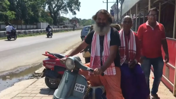 சூப்பர்! பழைய ஸ்கூட்டரில் வலம் வந்த தாய்-மகனுக்கு அடித்த ஜாக்பாட்! தாராள மனசுடன் புதிய காரை வாரி வழங்கிய ஆனந்த் மஹிந்திரா...
