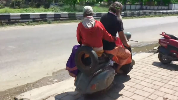 சூப்பர்! பழைய ஸ்கூட்டரில் வலம் வந்த தாய்-மகனுக்கு அடித்த ஜாக்பாட்! தாராள மனசுடன் புதிய காரை வாரி வழங்கிய ஆனந்த் மஹிந்திரா...