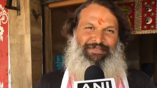 சூப்பர்! பழைய ஸ்கூட்டரில் வலம் வந்த தாய்-மகனுக்கு அடித்த ஜாக்பாட்! தாராள மனசுடன் புதிய காரை வாரி வழங்கிய ஆனந்த் மஹிந்திரா...