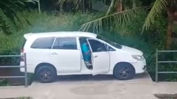 காரை எப்படி பார்க் செய்வதுனு இவருகிட்ட கத்துக்கோங்க... ஆனா, மிஸ் ஆச்சுன காரோட கத குளோஸ்தான்..!