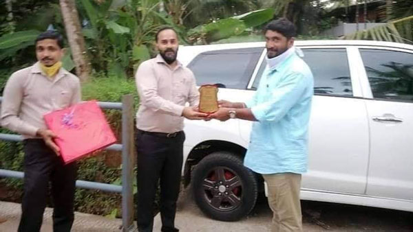 ரொம்ப சாதாரண டிரைவரை கவுரவித்த டொயோட்டா டீலர்... ஏன் தெரிஞ்சா நீங்களும் அவர பாராட்டுவீங்க!