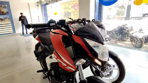காத்திருந்தது போதும்! பஜாஜ் பல்சர் 200சிசி பைக்குகள் புதிய நிறங்களில் ஷோரூம்களை வந்தடைந்தன