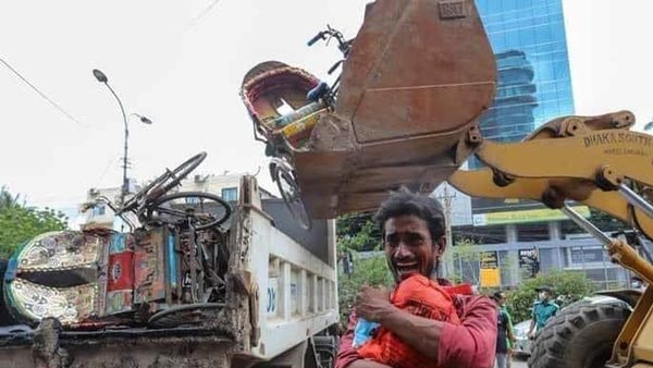 ரிக்ஸாவை அதிகாரிகள் தூக்கியதால் குழந்தை போல் அழுத மனிதர்... வீடியோ வைரல் ஆனதால் நடந்த ஆச்சரியம்...