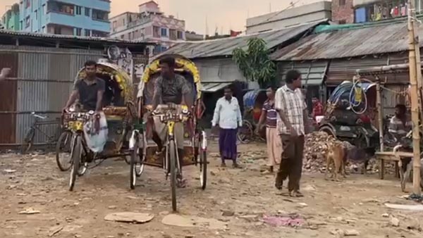 ரிக்ஸாவை அதிகாரிகள் தூக்கியதால் குழந்தை போல் அழுத மனிதர்... வீடியோ வைரல் ஆனதால் நடந்த ஆச்சரியம்...