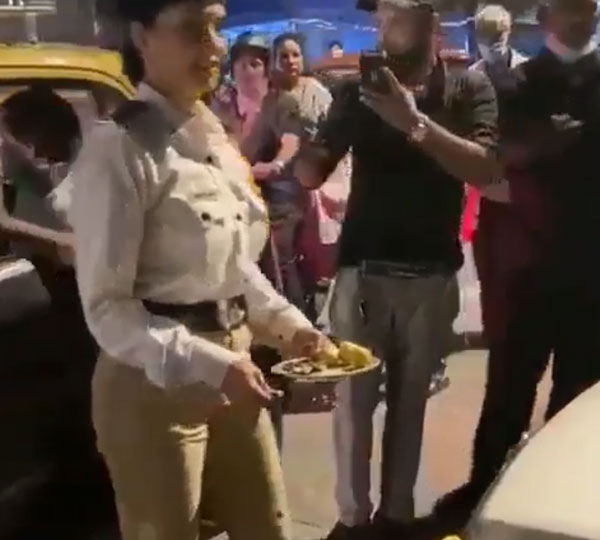 பிரபல நடிகை செய்த காரியத்தால் சந்தோஷத்தில் திக்குமுக்காடிய ஊழியர்... இதுக்கெல்லாம் அதிர்ஷ்டம் வேணும்