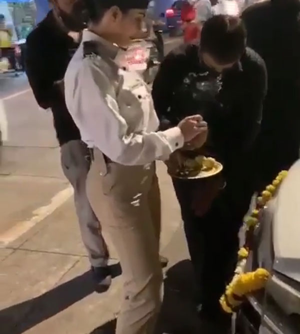 பிரபல நடிகை செய்த காரியத்தால் சந்தோஷத்தில் திக்குமுக்காடிய ஊழியர்... இதுக்கெல்லாம் அதிர்ஷ்டம் வேணும்