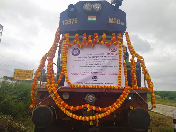 ரயிலில் பயணித்த ஆயிரக் கணக்கான புத்தம் புது கார்கள்... மத்திய அமைச்சர் வெளியிட்ட புகைப்படம்...
