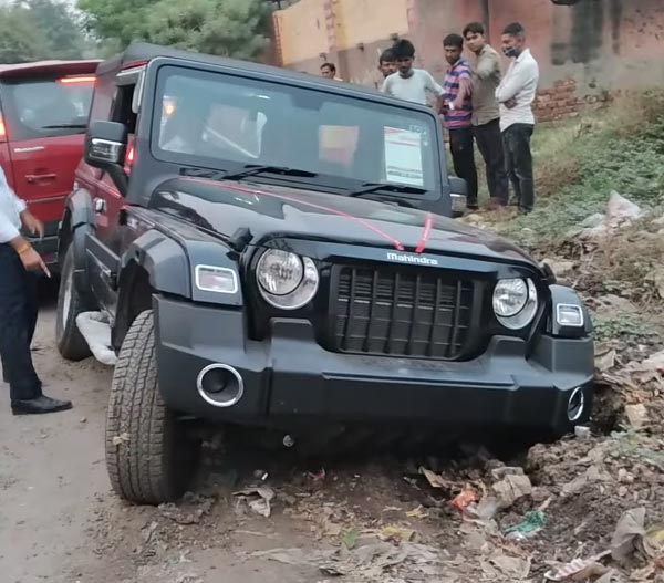 பள்ளத்தில் சிக்கிய புத்தம் புது மஹிந்திரா தார்... இந்த வீடியோவ ஆனந்த் மஹிந்திரா பாத்திட கூடாது! பாத்தாருனா பதறிடுவாரு...