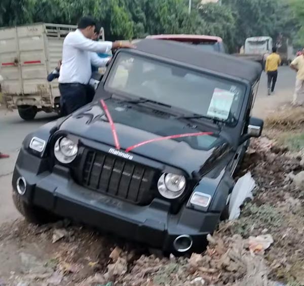 பள்ளத்தில் சிக்கிய புத்தம் புது மஹிந்திரா தார்... இந்த வீடியோவ ஆனந்த் மஹிந்திரா பாத்திட கூடாது! பாத்தாருனா பதறிடுவாரு...