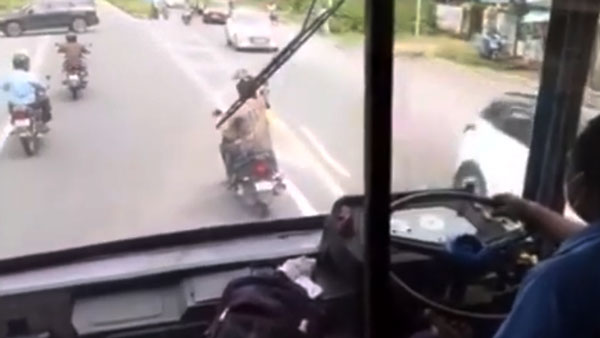 வைரலான வீடியோ... உடனடியாக வீடு தேடி வந்து ஸ்கூட்டரை தூக்கிய போலீஸ்... செய்தியை கேட்டு கொந்தளிக்கும் மக்கள்!