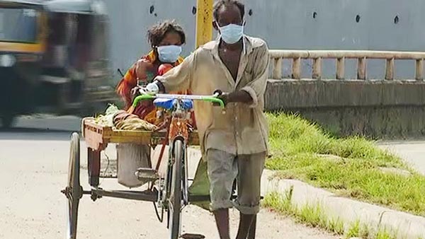 ஆட்டோக்கு காசு இல்ல... சைக்கிள் ரிக்ஸாவில் மனைவியுடன் 90 கிமீ பயணித்த கணவர்! கண் கலங்க வெச்சுட்டாரு