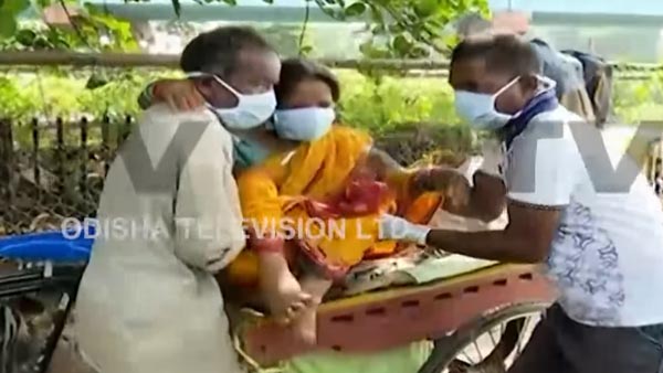 ஆட்டோக்கு காசு இல்ல... சைக்கிள் ரிக்ஸாவில் மனைவியுடன் 90 கிமீ பயணித்த கணவர்! கண் கலங்க வெச்சுட்டாரு