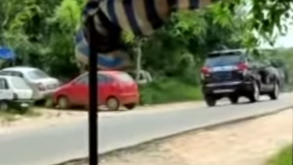 சினமா காட்சிகளை மிஞ்சும் கார் திருட்டு... உரிமையாளர் சேஸ் செய்தும் நிற்காமல் சென்ற நபர்... எப்படி சிக்கினார்? வீடியோ!