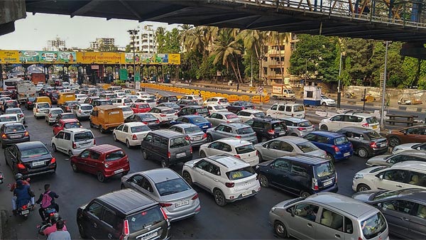 குண்டும் குழியுமான சாலைகளுக்கு பை-பை சொல்லுங்க... தயாராகுகிறது பள்ளங்களை தேடி அடைக்கும் ரோபோ வாகனம்...