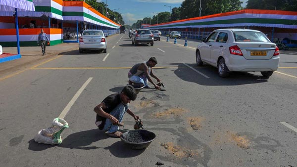 குண்டும் குழியுமான சாலைகளுக்கு பை-பை சொல்லுங்க... தயாராகுகிறது பள்ளங்களை தேடி அடைக்கும் ரோபோ வாகனம்...