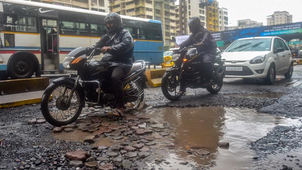 குண்டும் குழியுமான சாலைகளுக்கு பை-பை சொல்லுங்க... தயாராகுகிறது பள்ளங்களை தேடி அடைக்கும் ரோபோ வாகனம்...
