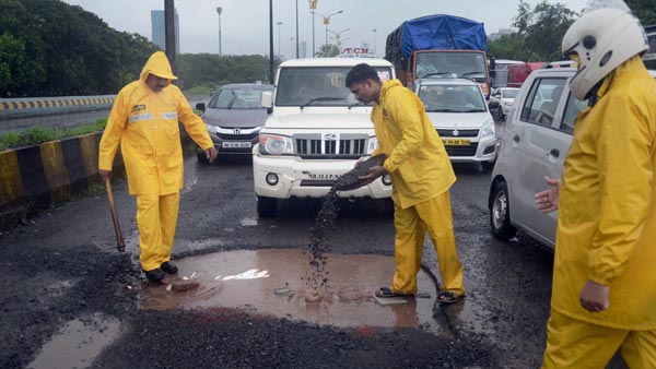 குண்டும் குழியுமான சாலைகளுக்கு பை-பை சொல்லுங்க... தயாராகுகிறது பள்ளங்களை தேடி அடைக்கும் ரோபோ வாகனம்...