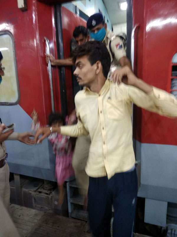 நடுவுல எங்குமே நிறுத்தல... குழந்தையை மீட்க இந்திய ரயில்வே துறை செய்த துணிச்சலான செயல்! நாடே பாராட்டுது!