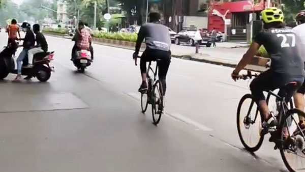 முகத்தை மூடியபடி சைக்கிள் ஓட்டி வந்த பிரபல நடிகர்! யாரென்று தெரிந்ததும் ஆச்சரியத்தில் மூழ்கிய மக்கள்