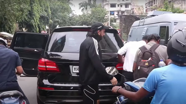 சொகுசு காரின் மீது மோதிய பைக்... கீழே இறங்கி வந்த நடிகரை பார்த்து ஆச்சரியத்தில் வாயை பிளந்த மக்கள்
