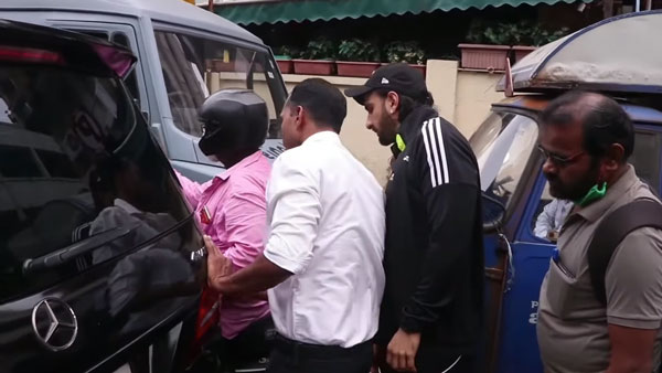 சொகுசு காரின் மீது மோதிய பைக்... கீழே இறங்கி வந்த நடிகரை பார்த்து ஆச்சரியத்தில் வாயை பிளந்த மக்கள்